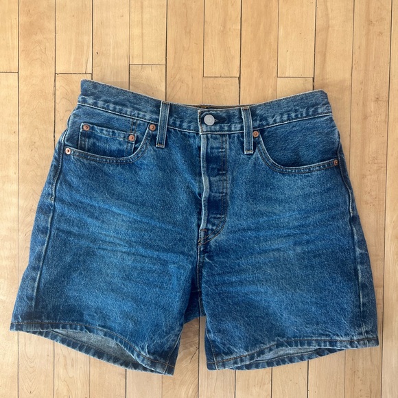 Levi's Women's 501 Mid Thigh Short in Oxnard Choice Medium Indigo Womens 28 - Picture 3 of 7